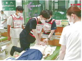 心肺蘇生を行う筆者